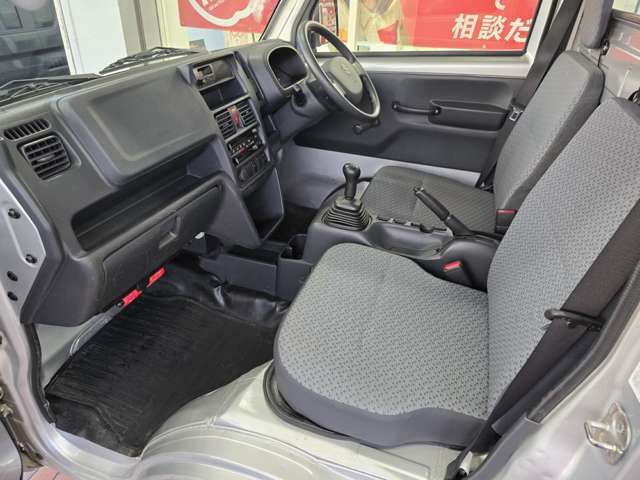 専属スタッフが、お車の内装、外装の仕上げを行っております。納車前にもう一度チェックを行いまして納車をさせていただいております。