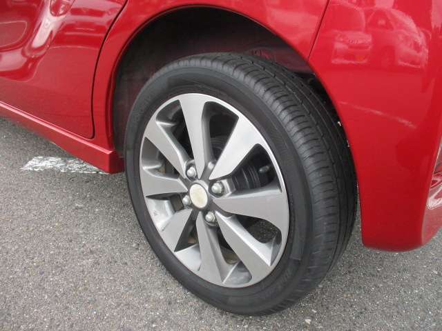 リヤタイヤの写真です。最後の写真までご覧頂きましてありがとうございました。