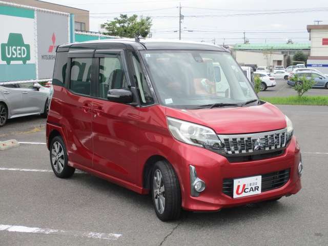 ボディーカラーはレッドメタリックです。ルーフがブラックです。