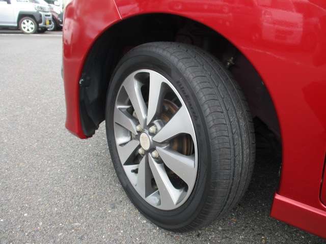 フロントタイヤの写真です。