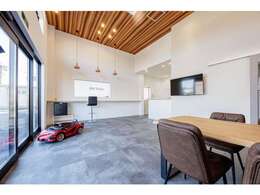 シンプルで清潔感のある店内をイメージし、お客様の居心地がいい店内を心がけております。コーヒーメーカーやフリードリンクをご準備しております。