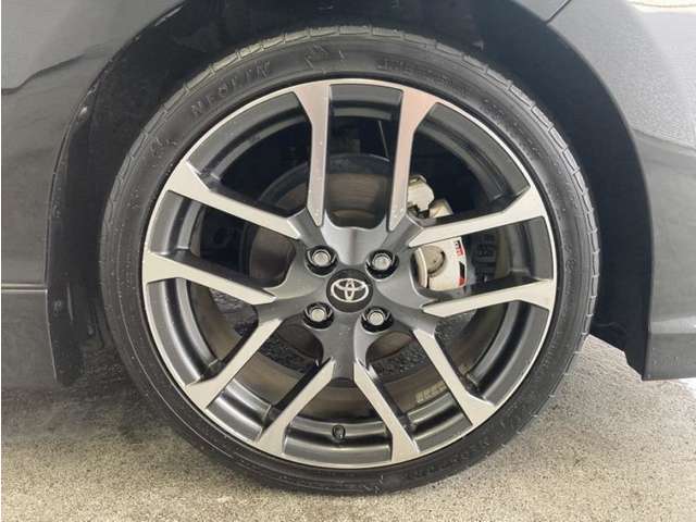 アルミホイール付き！「純正」なので車のデザインともマッチしています。お洒落は足元から。。。といいますから♪