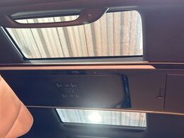 【ガラスルーフ】ガラスルーフ搭載で車内の解放感が一気にアップ！開放的なドライブをお楽しみいただけます。