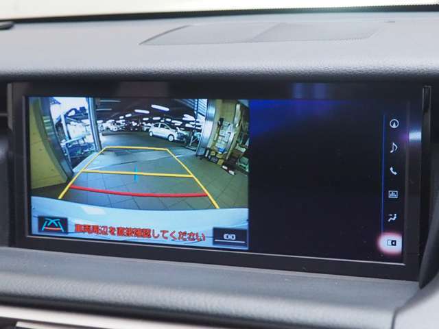 バックカメラ付きで運転が苦手な方の車庫入れもラクラクです。後方の死角部分がモニターに映し出されるので安全性もアップ！