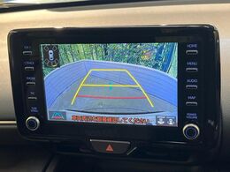 【バックカメラ】駐車時に後方がリアルタイム映像で確認できます。大型商業施設や立体駐車場での駐車時や、夜間のバック時に大活躍！運転スキルに関わらず、今や必須となった装備のひとつです！