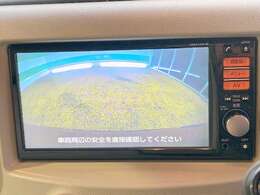 バックカメラがついて後方確認が簡単にできます！苦手としている車庫入れ等も安心して出来ますね！凄く需要の高い装備ですので、最初から付いていれば言う事なしですよね！？