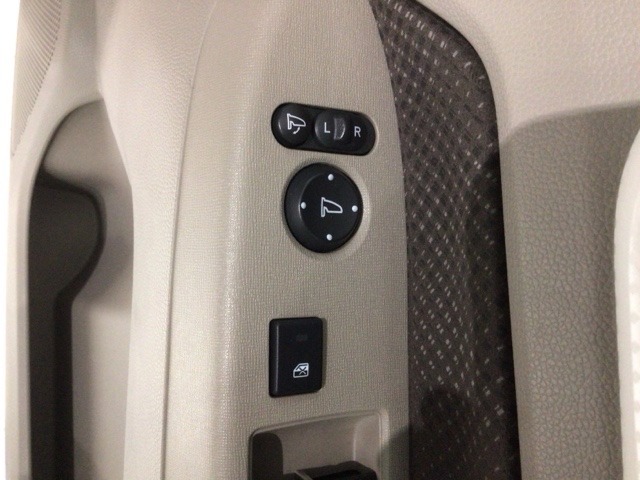 狭い駐車場で便利な電動格納ドアミラーが付いています。