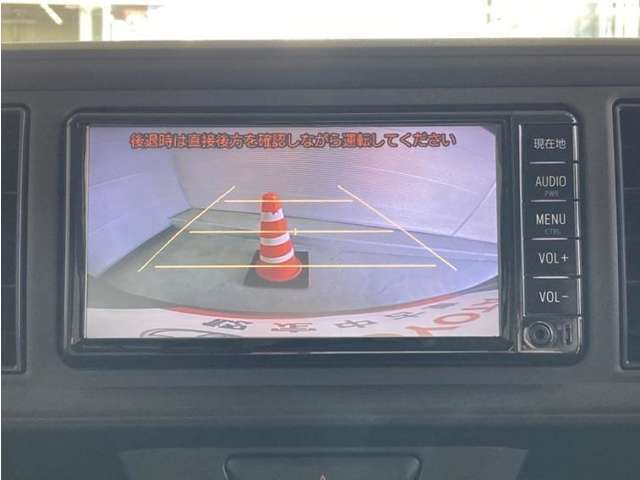 バックモニター付きです。車の後方に小型カメラが付いており、バックする際の後方の様子をモニター上に表示します。