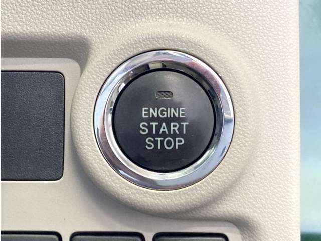 エンジンスタートボタンです。キーが車内にあれば、エンジンの始動・停止はブレーキを踏んでスイッチを押すだけ！キーを取り出す手間を省き、ワンプッシュでエンジンを操作するので簡単でスムーズです。