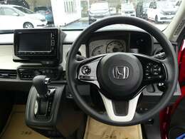 プラチナホワイトのインパネガーニッシュ・ステアリングロアーガーニッシュ。スリーラスター（下回り防錆処理）が、新車販売時に施工されいています。