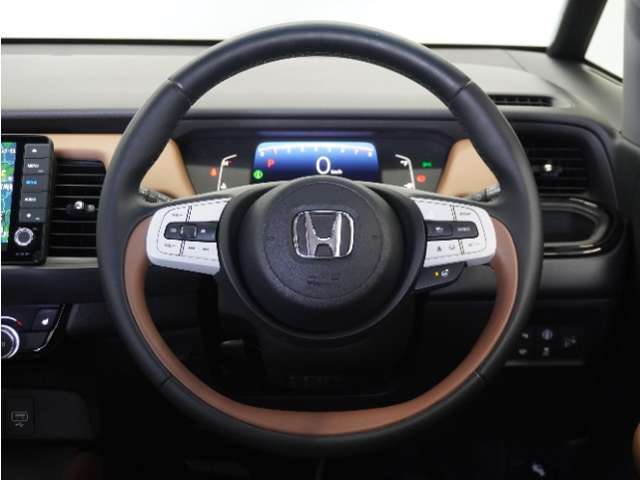 【Honda SENSING】 カメラ等装置で精度の高い検知能力を発揮、安全運転を支援します。ステアリング上のコントローラーに注目！