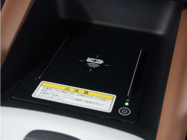 ◆ワイヤレス充電器◆ワイヤレス充電規格Qiに適合した機器を充電エリアに置くことで使用できます。