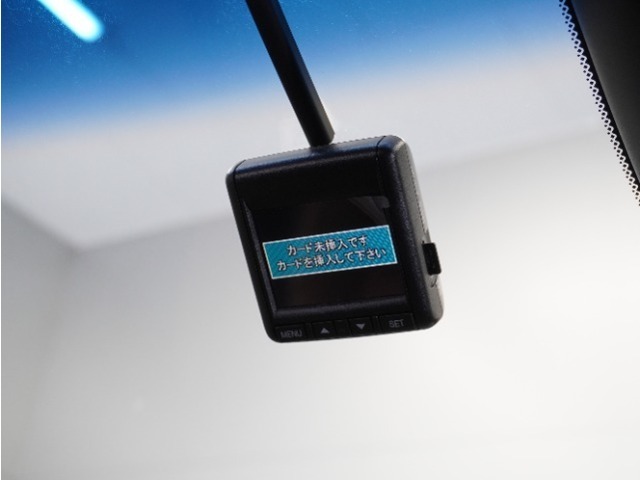 ◆ドライブレコーダー◆映像・音声などを記録する自動車用の装置です。　もしもの事故の際の記録はもちろん、旅行の際の思い出としてドライブの映像を楽しむことができます。
