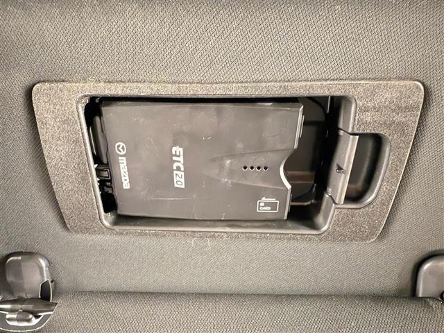 【ETC】有料道路を利用する際に料金所で停止することなく通過できる、ETC車載器（ノンストップ自動料金収受システム機器）が装備されています。セットアップを行うことで利用可能になります。