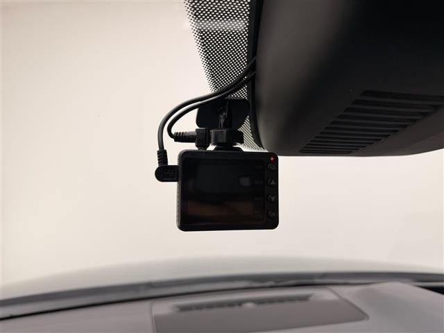 【ドライブレコーダー】映像・音声などの運転中の記録を残します。事故などを起こした起こされた時の証拠になりえますので、もしも時でも安心ですね。