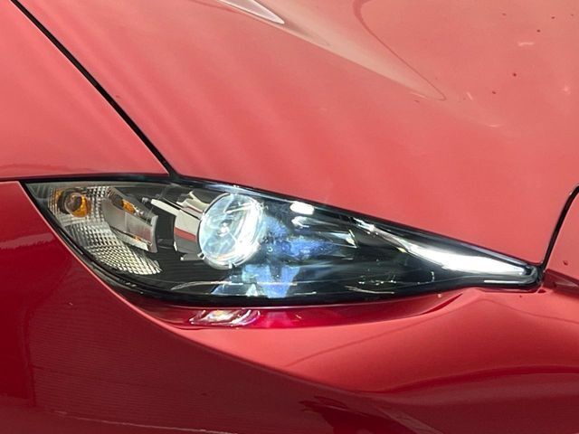 【LEDヘッドライト】悪天候や夜間走行時も良好な視界を確保し安心して運転できる高輝度LEDヘッドライトを装備！点灯速度が早く、消費電力も抑えられています。