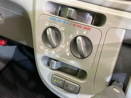 寒い冬も暑い夏も全席に快適な空調を届けてくれる、ダイヤル式エアコンを装備♪