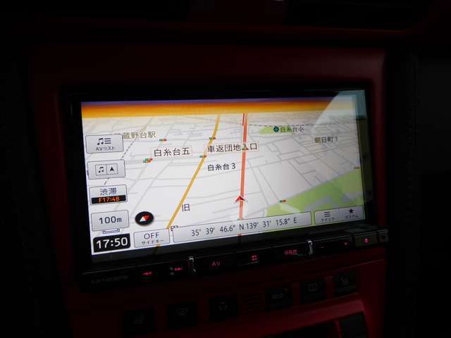 運転操作をサポートするリアビューカメラ、便利なクルーズコントロール、