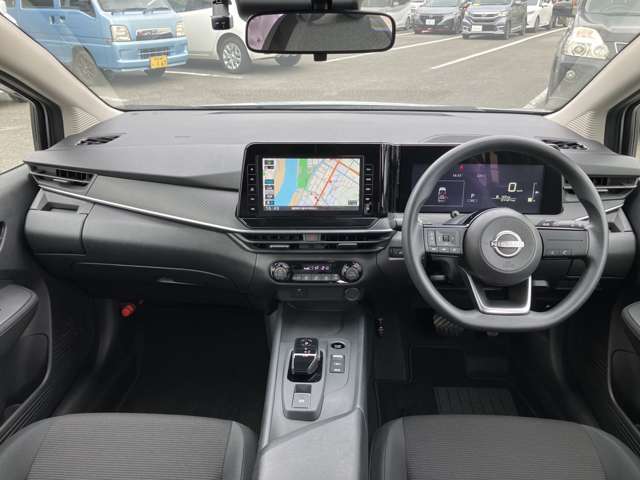 統一感のある広々とした運転席回り