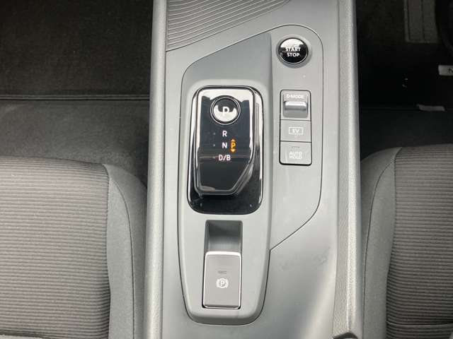 シフトレバー　近未来的なデザインで運転を楽しく演出します♪