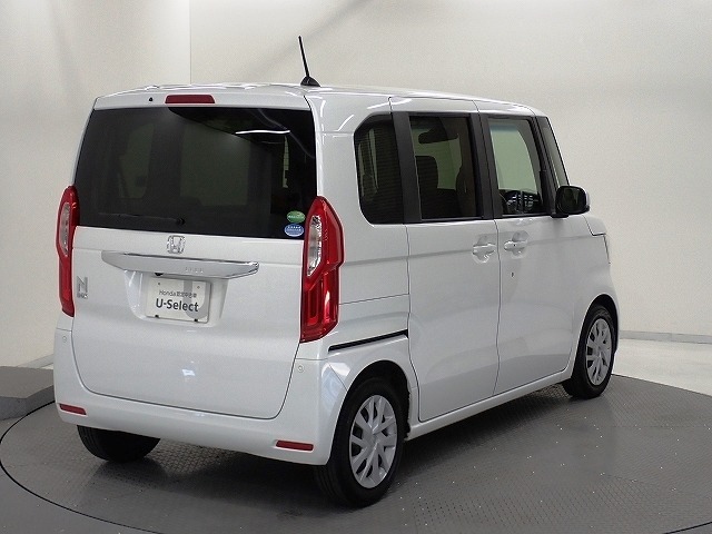 プライバシーガラスが装備されています。外を見るときには気にならずに、後方車両からは車内が見えにくい設計です、周りを気にせず、快適に運転できますよ。