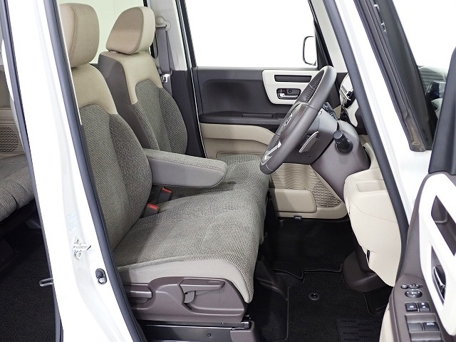フロントシートはベンチシートです、運転席と助手席の移動が簡単です。真ん中にはアームレストも装備されています！ また運転席シートの高さも調整できます。