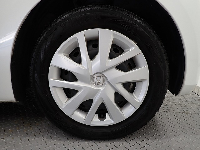 ホイールは車のデザインにマッチした専用タイプです。