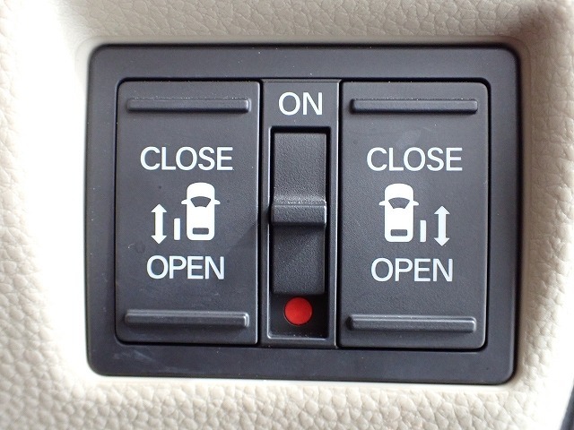 運転席からもスライドドアをボタン操作でスピーディーに開閉できます！またスマートキーでも操作できるので便利です。