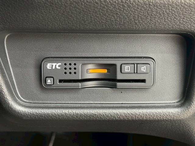 【ビルトインETC】で高速道路もスムーズに乗り降り可能で、ご納車直後からの遠距離ドライブも可能です。