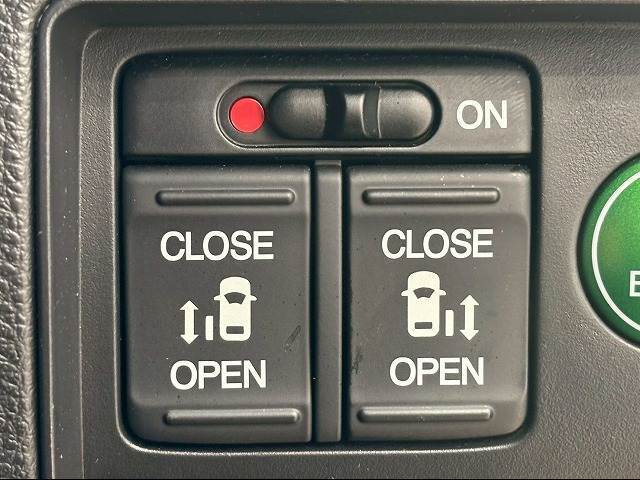 【両側電動スライドドア】運転席よりボタンひとつで開閉可能なスライドドアです。雨の日のお迎えなどに役立ちますね。