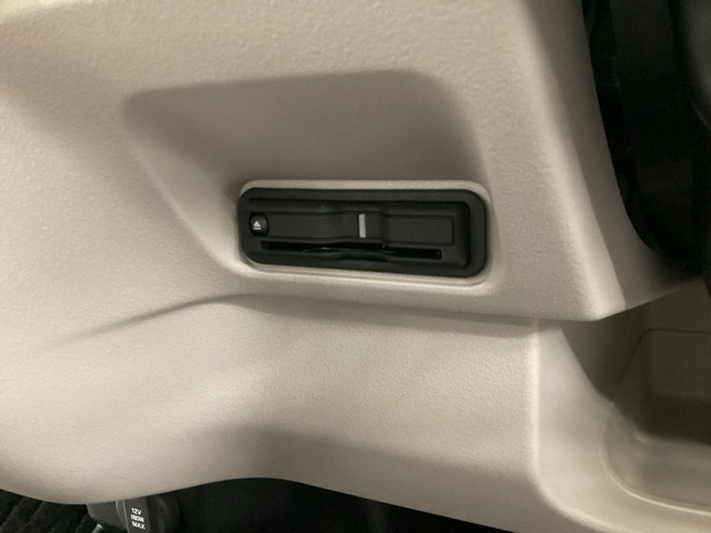 ハンドルの左下にETCがついています。高速道路の料金所の通過も楽々です。　カードの取り出しもしやすい場所についています。
