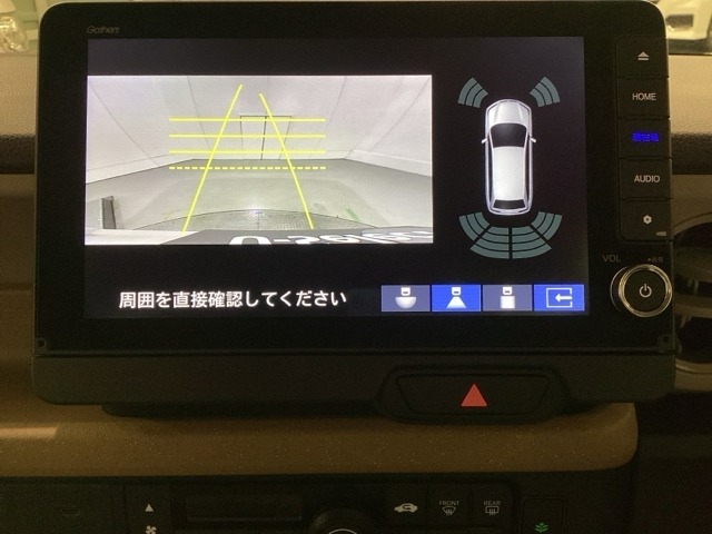 バックでの車庫入れも安心です！　リアカメラが付いているバックモニター付のナビを装備しております。バンパーについているソナーや、操作線もついており距離感も画面から確認できます。