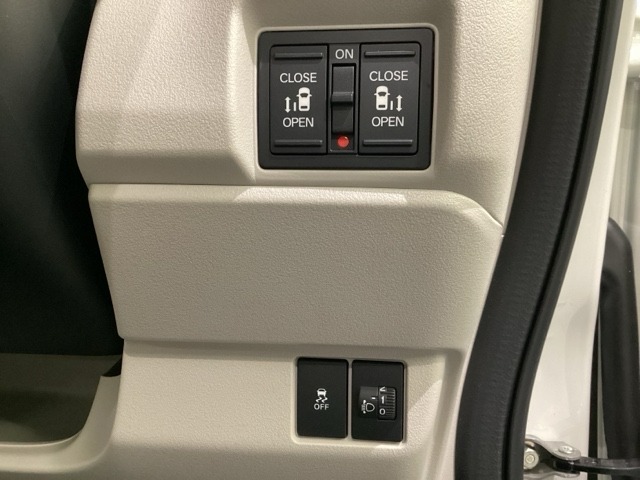 両側電動スライドドアは運転席から操作ができます。ヘットライトリベライザーのスイッチがあり道路状況や積荷の加重に応じてライトの高さ調節可能で、Hondaセンシング用のVSA解除スイッチがついてます。