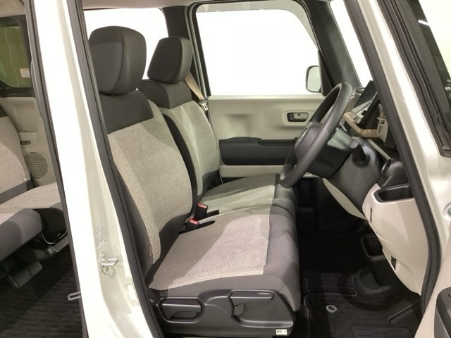 女性でも運転がしやすいように、シートの高さ調整機能（シートリフター）がついています。運転席と助手席の間が空いている為、助手席側への移動がスムーズです。交通量の多い道でも助手席側から乗り降りができます。