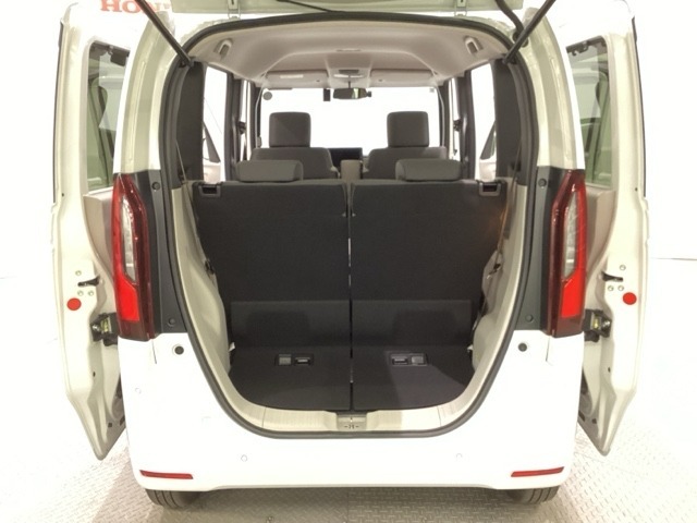 開口部も広く荷物の積み下ろしもしやすいお車となっております。シートの背もたれは5：5の割合で背もたれを可倒でき、前後のシートスライドもできるので荷室をひろげることができます。