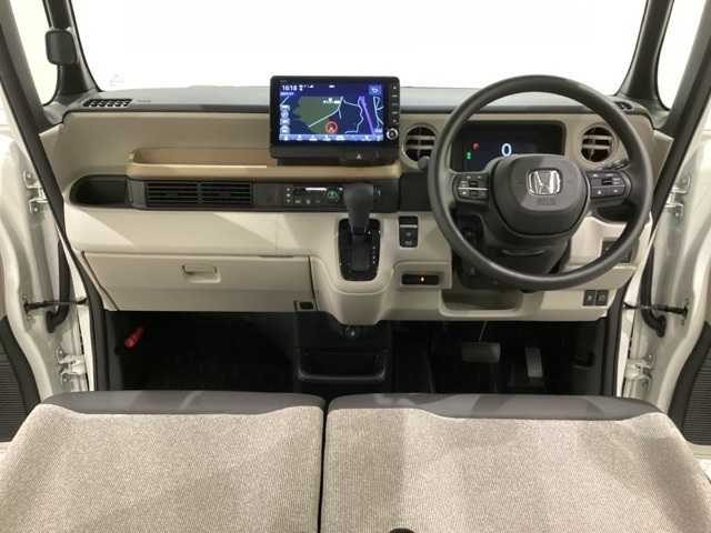 車内は光触媒抗菌消臭施工済です。インパネ周りはスタイリッシュなデザインで機能や装備も充実しています。グローブボックスやカップホルダーのほかにトレーなどたくさんの収納スペースが付いています。
