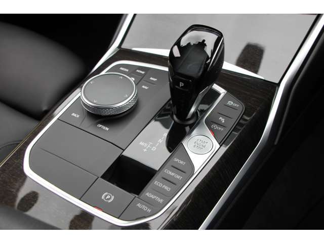 8速AT電子シフト搭載！オートマ段数は8速に！燃費とパフォーマンスを両立しております！BMWテクノロジーの詰まったユニットです！