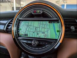 先進のBMW　タッチパッド付きi-driveとほぼ同性能のHDDナビゲーションになります。USBインターフェースやブルートゥースオーディオなど様々な先進機能をお楽しみいただけます。