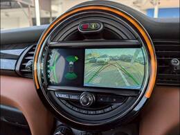 バックカメラ装備。後方確認に役立ち、楽々駐車やバックをしていただけます。