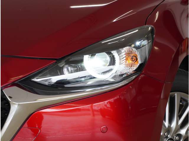 【LEDヘッドライト】省電力で長寿命の明るく運転しやすいLEDヘッドランプです。明るく照らすので暗い夜道からお客様を守ってくれます。お近くの広島マツダまでお越しください。