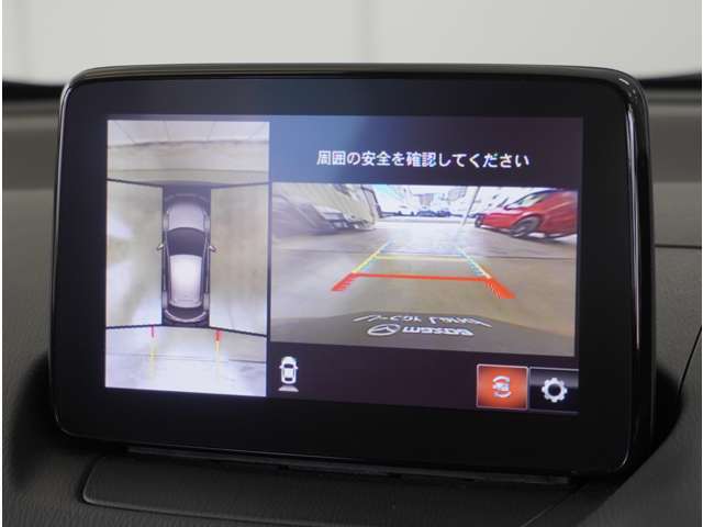 【360°ビュー・モニター】クルマを真上から見たような俯瞰（ふかん）映像や助手席側のサイド映像など、視点を切り替えて表示。さまざまなアングルで視界をサポートします。