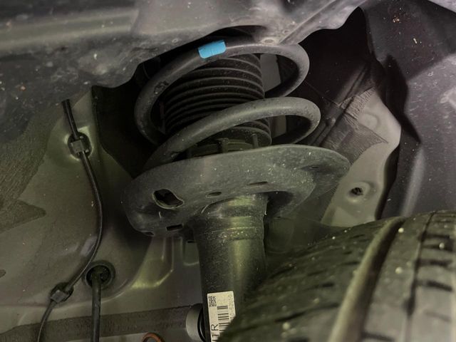 お車を安心してお乗りいただく為には、足回りの定期点検が欠かせません。サービスサポート（有償保証）では無料点検もご提供しており、安心のカーライフをお過ごしいただけるサポート体制が整っています。