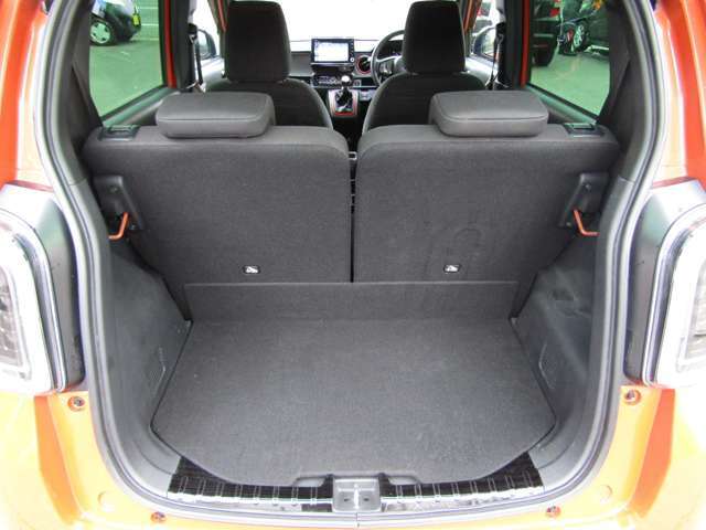 リアシートはそのままでも十分な広さのラゲッジスペース
