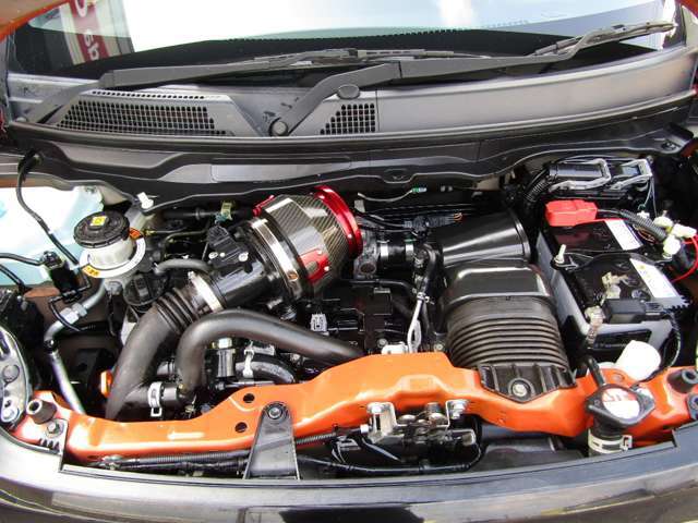 コンパクトなスペースにぎゅっと凝縮されたエンジンルーム