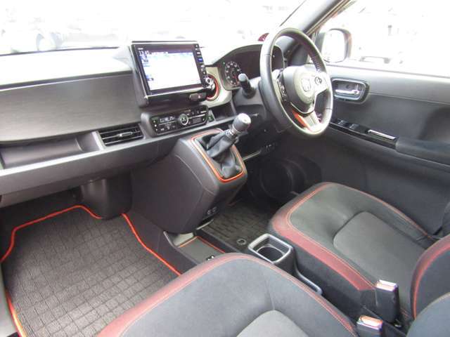 走りの気分が上がる、スポーティーなインテリア