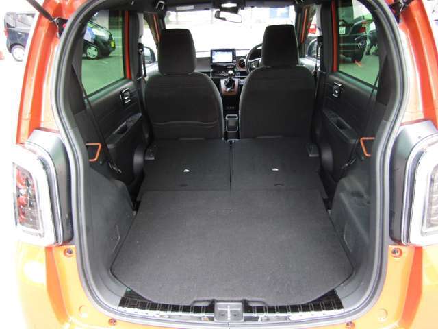 リアシートを倒せばフラットなラゲッジスペース