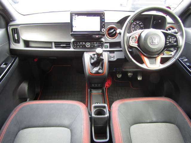 シフトノブがステアリング左にあるので、素早いシフトチェンジが可能です