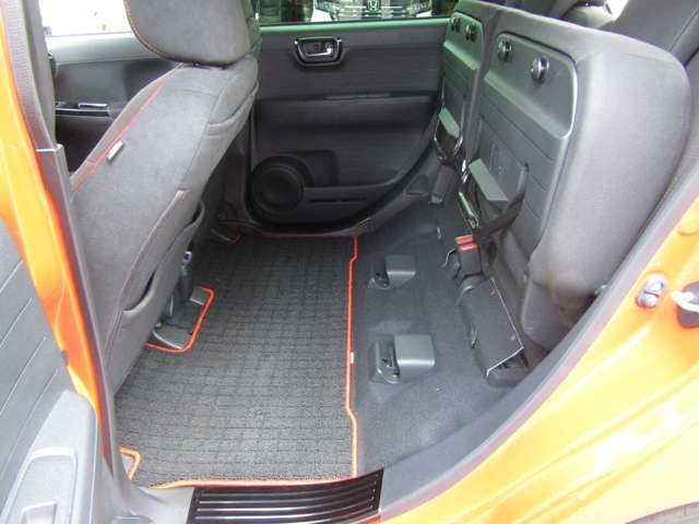 リアシートをチップアップすれば鉢植えのような背の高い荷物も積めます