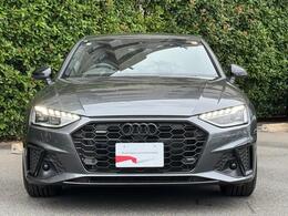 Audiデザインの特徴であるシングルフレームグリルが存在感を主張します。