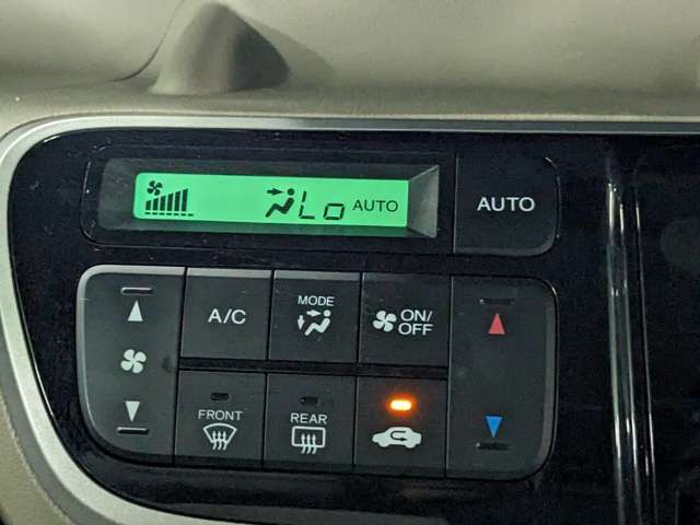 【オートエアコン】　車内の空調はとても重要なポイントですよね！自動で快適な室内空調を提供してくれます♪調整必要が無いので便利です♪